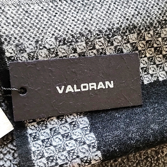 Valoran Wool Scarf ( New) - Picture 4 of 11